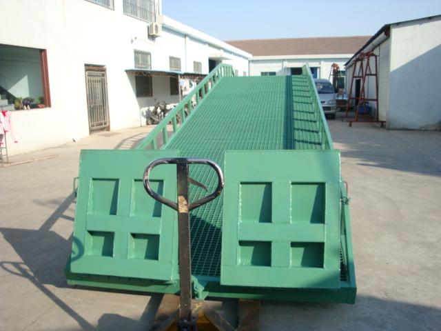 移動(dòng)式液壓登車橋